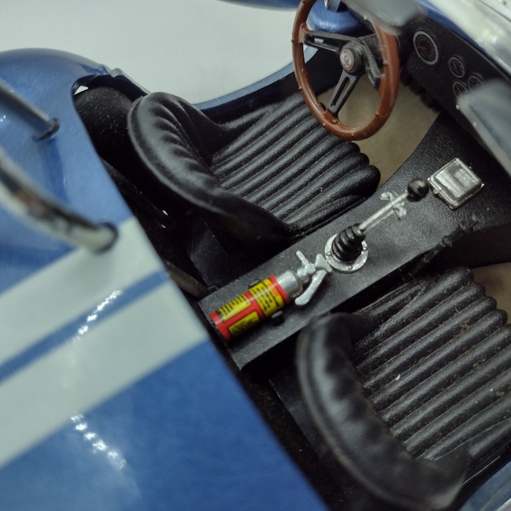 Shelby Cobra Convertible 1964 1:18 scale - Picture 3 of 7